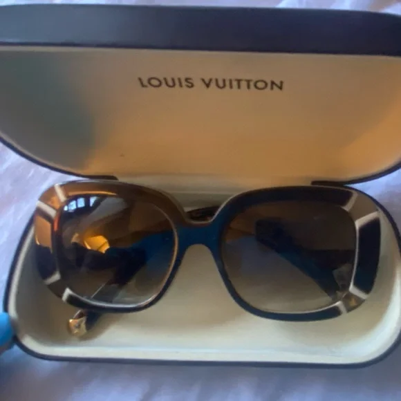 Louis Vuitton Z 0401W sunglasses Firm